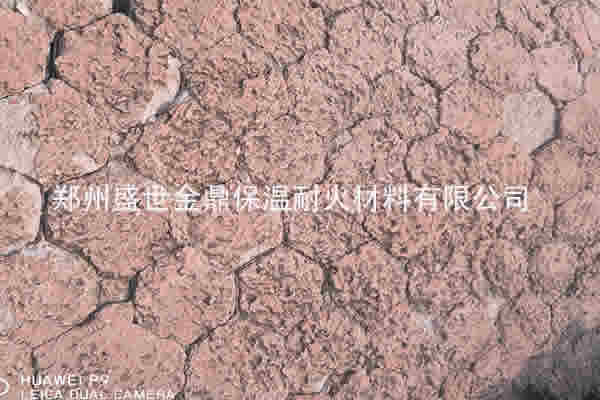 盛世金鼎耐磨耐火可塑料施工現(xiàn)場(chǎng)